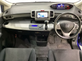 車内は光触媒抗菌消臭施工済です。インパネ周りはスタイリッシュなデザインです。グローブボックスやカップホルダーのほかにトレーなどたくさんの収納スペースが付いています。