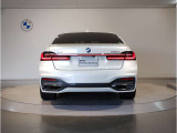BMWのテールランプはプレスラインへと続く形状のため、統一感のある綺麗なラインを演出しております。