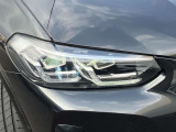 LEDヘッドライト。先進のLEDテクノロジーを採用。照射される白色光の周波特性は太陽に近く、バイキセノンヘッドライトを上回るコントラストでさらに明るく輝きます。悪天候の日でも優れた視認性を発揮します。