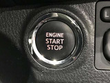 エンジンスタートスイッチです。キーが車内にあれば、エンジンの始動や停止はスイッチを押すだけ!キーを取り出す手間を省き、ワンプッシュで操作できるので簡単でスムーズです☆
