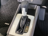 CVT車のセレクトレバーです。低速から高速まで、変速ショックのないスムーズな走りを実現するとともに、エンジン効率のよい領域を維持することで燃費にも貢献します。