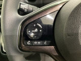 ステアリングスイッチがついていますので、オーディオのチャンネル変更、ボリューム、ジャンル変更が操作可能です。ハンドルから手を離さず安全に操作できます。