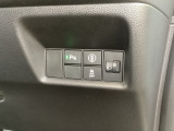 ハンドルの右側にはヘットライトレベライザーとHondaセンシング用のメインスイッチがついています。ヘッドライトレベライザーは道路状況や積荷の加重に応じてライトの高さを調節できます。