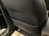【収納】後部座席収納。散乱しがちな小物を収納するのに便利です。お子様のおもちゃやティッシュボックス、書類等様々なものの収納が可能です。