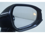 ウインカーミラーにはBSM(ブラインドスポットモニター)を搭載。隣を走る車両が死角に入るとLEDインジケーターを点灯。また、ウィンカーを出すとインジケーターも光って点滅!注意を促してくれます