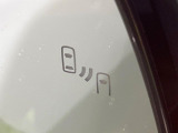 【ブラインドスポットモニター】走行中、ドアミラーの死角になりやすい箇所に後続車が接近するとサイドミラーのレンズに警告を表示!ドライバーに注意喚起をしてくれます。