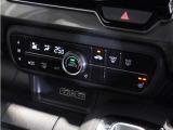 【オートエアコン】温度を設定すれば自動で快適な車内温度を保ちます。エアコン内部の高性能脱臭フィルターで車内のアレルゲンや花粉を除去。