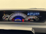 走行中でも確認しやすい大きさのメーターはアナログ表示!