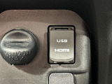 USB/HDMI接続ポートは、センタートレイの下にあります!