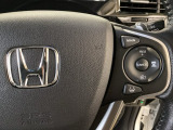 ハンドルにHondaセンシング系のクルーズコントロールやレーンキープアシストなどのスイッチが装備されています。ハンドルから手を離さず安全に操作できます。