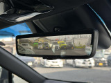 【デジタルインナーミラー(トヨタ)】車両後方カメラの映像をルームミラーに映すことが出来ます。 そのため、後席に人や荷物があって後方が見えづらい場合でもしっかり視界を確保することが出来ます。