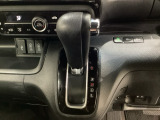 CVT車のセレクトレバーです。低速から高速まで、変速ショックのないスムーズな走りを実現するとともに、エンジン効率のよい領域を維持することで燃費にも貢献します。
