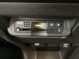 エアコンパネルの下にETCがついています。高速道路の料金所の通過も楽々です!。 カードの取り出しもしやすい場所についています。