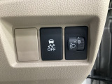 ハンドルの右側にはヘッドライトレベライザーとVSA(ABS+TCS+横滑り抑制)の解除スイッチがついています。ヘッドライトレベライザーは道路状況や積荷の加重に応じてライトの高さを調節できます。