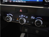 【オートエアコン】温度を設定すれば自動で快適な車内温度を保ちます。エアコン内部の高性能脱臭フィルターで車内のアレルゲンや花粉を除去。