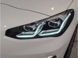 【LEDヘッドライト】先進のLEDテクノロジーを採用。放射される白色光の周波特性は太陽光に近く、バイキセノン・ヘッドライトを上回るコントラストで更に明るく輝きます!