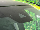 【i-ACTIVESENSE】走行中に前方の車両等を認識し、衝突しそうな時は警報とブレーキで衝突回避と被害軽減をアシスト。より安全にドライブをお楽しみいただけます。