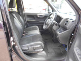 体が沈み込まないちょうどいい固さのシートなので、長時間の運転も疲れづらいんですよ♪足元もすっきりと広いです!