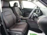 身体を包み込む様な形状で、ホールド感のあるフロントシート。長時間の運転を快適にサポートしてくれます。運転席8ウェイ助手席4ウェイパワーシートで好みに合わせて電動で細かく調節可能です。