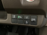 ハンドルの右側にはヘッドライトレベライザーとHondaセンシング用のメインスイッチがついています。ヘッドライトレベライザーは道路状況や積荷の加重に応じてライトの高さを調節できます。