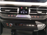 【左右独立式オートエアコン】☆運転席・助手席で個別に温度設定する事が可能。一定以上の大気中の有害物質を感知すると自動的に内気循環モードに切り替わるAUCを装備☆