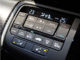 【オートエアコン】温度を設定すれば自動で快適な車内温度を保ちます。エアコン内部の高性能脱臭フィルターで車内のアレルゲンや花粉を除去。
