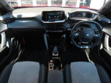 Peugeot 3D i-Cockpit:ホログラム表示のヘッドアップディスプレイを含む先進的なドライバーインターフェース