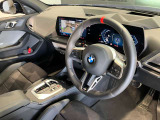 【ハンドル】ドライバーとBMW車の一体感がダイレクトに伝わるステアリングホイール。形状・太さへの拘りに加えて、操作性を高める為にスイッチ類も配置。クイックかつ安定のドライビングを体感下さい!