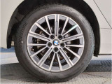 【BMWアロイホイル】軽量かつ強度に拘ったアロイホイル。走行性能ポテンシャルを引き出す設計。車の足元を引き締めてくれる大きなポイントはアロイホイルです。