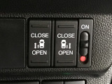 【両側パワースライドドア】両側がパワースライドドアになっており、運転席のスイッチやスマートキーでも開閉が可能です!開口部も広いので乗り降りも楽々♪