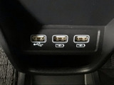 【USBポート】USBポートも装備されています、スマートフォンの充電やオーディオに連携も可能です、今や欠かせない装備の一つです!