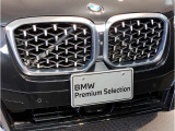 【BMWの伝統-1】BMWの特徴的な“キドニーグリル”は、80年以上続く伝統の形でございます。変わらないこだわりのデザインが、プレミアムブランド“BMW”を創り出します。