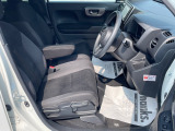 乗り心地の良いフロントシートです。足回りも広々としておりますので、長時間の運転も疲れづらいですよ。