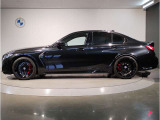【拘りのFR】BMWが多く採用するFR車。ダイレクトでスポーティな加速感・シャープなハンドリングを実現。縦置きエンジンレイアウトにより、フラットで上質な乗り味です。