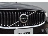 フロントカメラはデザインも重視しVOLVOのロゴマークに内蔵されています