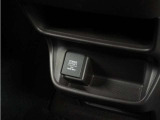 スマートフォンの充電等にも便利な電源ソケットも使いやすい場所に装備されています。