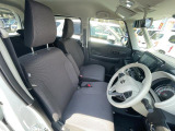 フロントシートはベンチシートです。インパネシフトで足元は広々。運転席と助手席はウォークスルーできます。