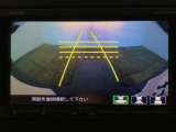 【バックカメラ】運転が苦手な方も車庫入れラクラクです!ギアをリバースに入れれば自動的に切り換わりますので、面倒な操作は不要です♪狭い駐車場もお車を傷つけず安心ですね!