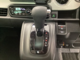 CVT車のセレクトレバーです。低速から高速まで、変速ショックのないスムーズな走りと、エンジン効率のよい領域を維持して燃費にも貢献します。サイドブレーキはスイッチ操作の電子制御パーキングブレーキです。