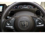 ハンドル左側にはオーディオ操作が出来るオーディオリモートコントロールスイッチ、右側にはHondaSENSINGとオートクルーズスイッチを装備!長距離運転や高速道路の運転では大活躍です!