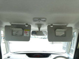 運転席と助手席にサンバイザー裏にはバニティミラーが備わっていますので、車の外に出る前にパパッと身だしなみをチェックすることができて便利ですよ♪