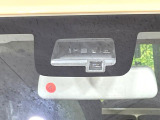 【スズキ セーフティサポート】走行中に前方の車両等を認識し、衝突しそうな時は警報とブレーキで衝突回避と被害軽減をアシスト。より安全にドライブをお楽しみいただけます。