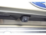 リヤカメラ付きなので、シフトレバーをリバースにすると連動してカメラ映像に切り替わります。