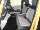 広々使えるベンチシート仕様です。