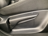 運転席にはドライバーの体型や好みに応じて前後方向だけでなく、高さの調整ができるシートリフターを装備!