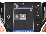 Apple CarPlay/Android Autoに対応しスマートフォンにインストールされているアプリを大画面に表示して使用できるほか、音声認識による操作も可能です。