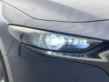 【LEDヘッドライト】悪天候や夜間走行時も良好な視界を確保し安心して運転できる高輝度LEDヘッドライトを装備!点灯速度が早く、消費電力も抑えられています。