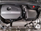 【BMWエンジン】革新的なガソリン・エンジン・テクノロジーによる高性能かつ高効率。レスポンスの良いパワーを発揮。常にスムーズな吸気を実現しアクセル開度にダイレクトに反応しドライビングを楽しく演出。