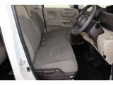 フロントシートはベンチシートです。運転席と助手席の移動が簡単です。
