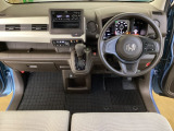 車内は光触媒抗菌消臭施工済です。スタイリッシュなデザインで暖かみのあるインパネ周りを演出します。グローブボックスやカップホルダーのほかにトレーなどたくさんの収納スペースが装備されています。